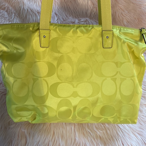 COACH 77321 GETAWAY SIGNATURE NYLON PACKABLE WEEKENDER Bright Yellow - Picture 4 of 5